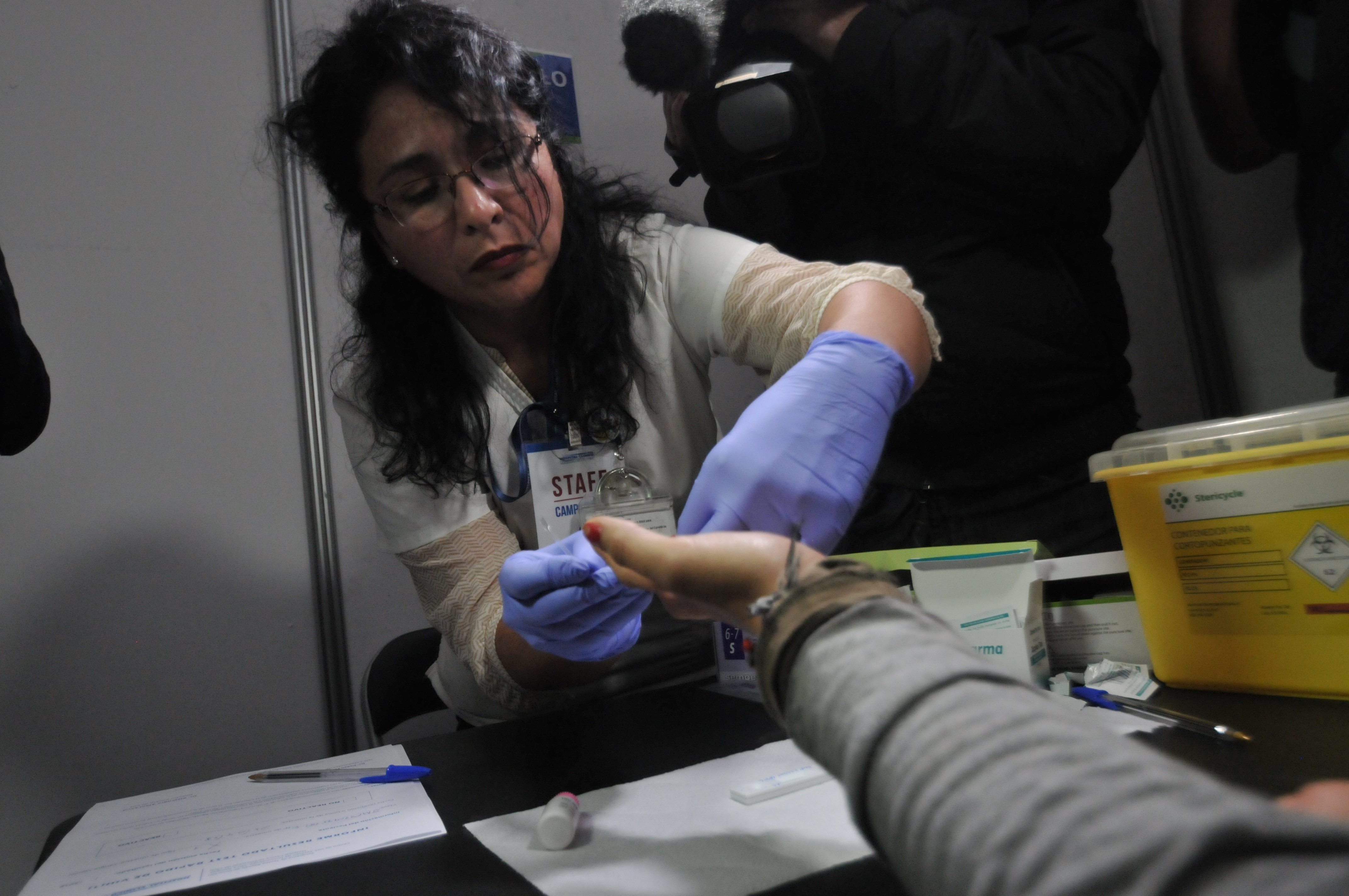 U. de Chile llama a realizarse test gratuito de VIH/Sida y ministerio anuncia nuevo programa de prevención