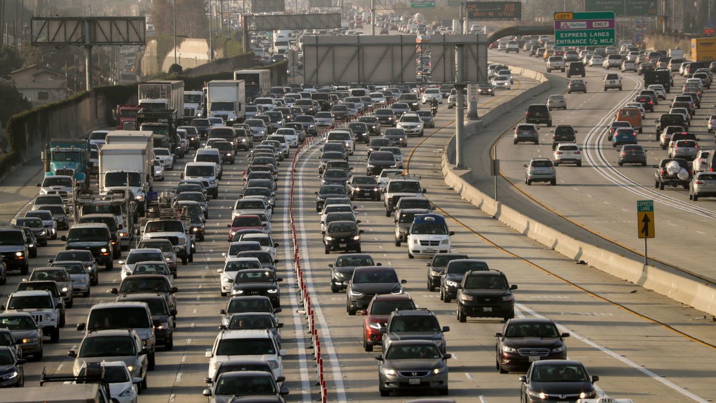 Trump quiere flexibilizar normas sobre emisiones de CO2 en automóviles