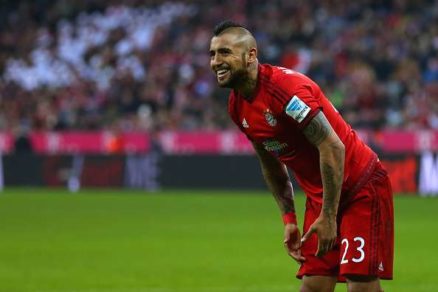 Su rodilla no aguantó: Arturo Vidal se pierde la semifinal de Champions porque entrará a pabellón