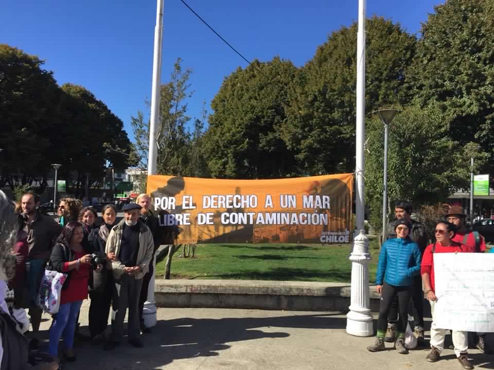 Chiloé levanta su voz de protesta ante los desastres ambientales causados por la industria salmonera