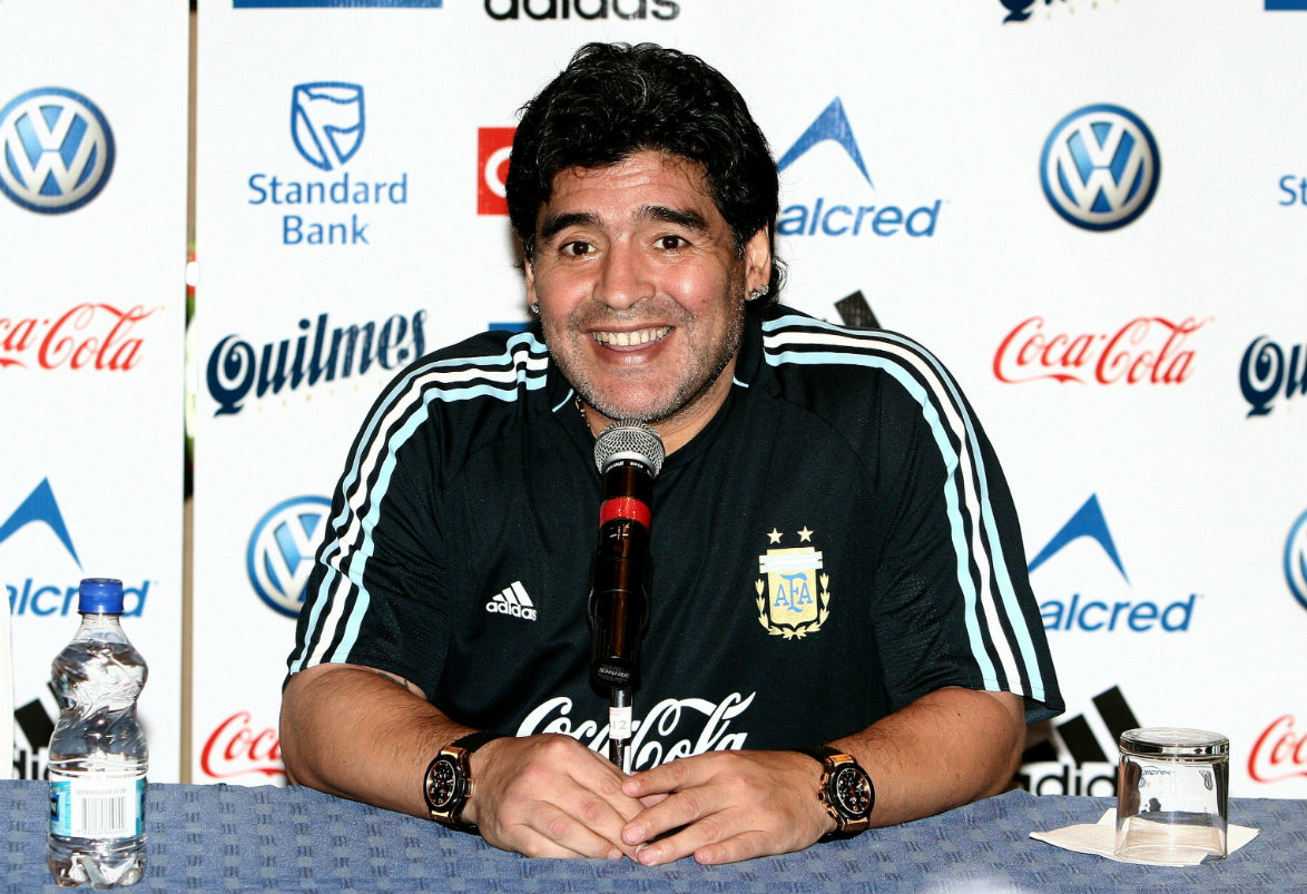 Maradona expresa felicidad con gesto de futbolista del Nápoles