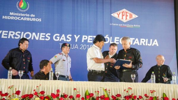 Evo Morales firma ley para la explotación de hidrocarburos en Bolivia