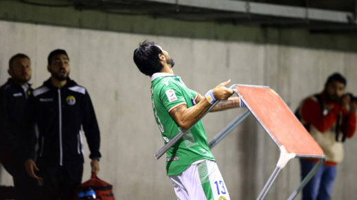 El «Loco» se volvió… loco: Abreu lanza una mesa a la hinchada de Audax Italiano