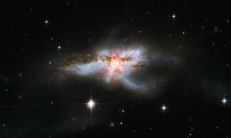 El inminente choque de dos agujeros negros revela una inédita situación en la galaxia mariposa
