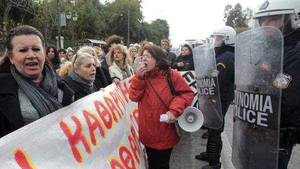 Marineros griegos prolongan huelga por recortes sociales