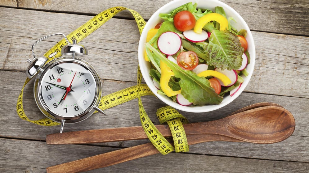 ¿A qué hora exacta hay que comer para digerir mejor y perder peso?