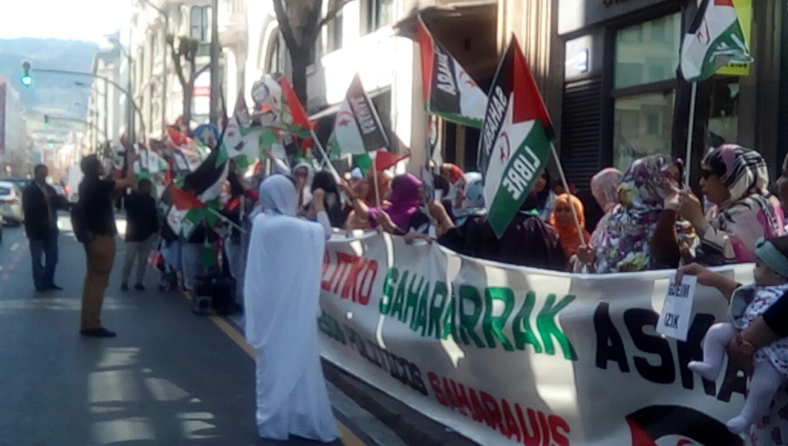 Saharauís marchan en España para exigir liberación de llos presos políticos