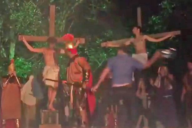 Drogadicto salta en medio de obra de teatro golpeando a los soldados romanos para salvar a Jesús (Video)