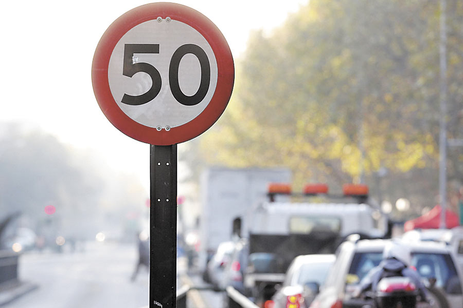 Gobierno apoyará iniciativa que busca bajar velocidad a 50 km/h en zonas urbanas