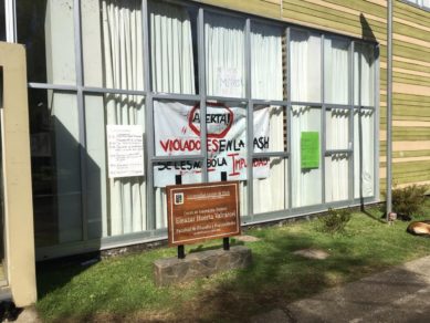 Valdivia: Movilización estudiantil logra desvinculación de docente involucrado en acoso sexual en U. Austral
