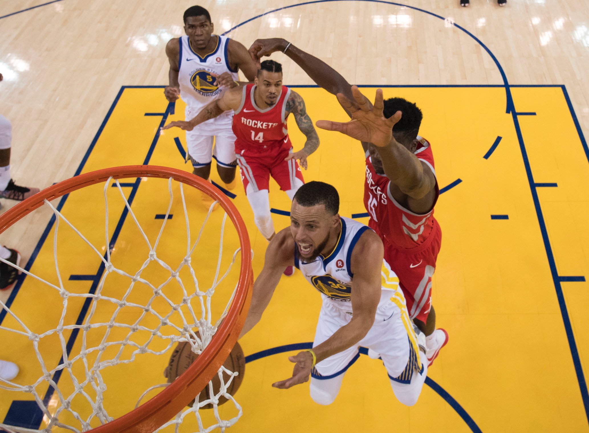 Golden State destrozó a Houston con triples de Stephen Curry