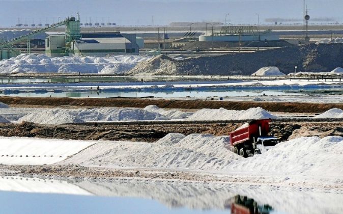 Fabricante de baterías de China está cerca de adquirir 24% de participación en mina de litio en Chile