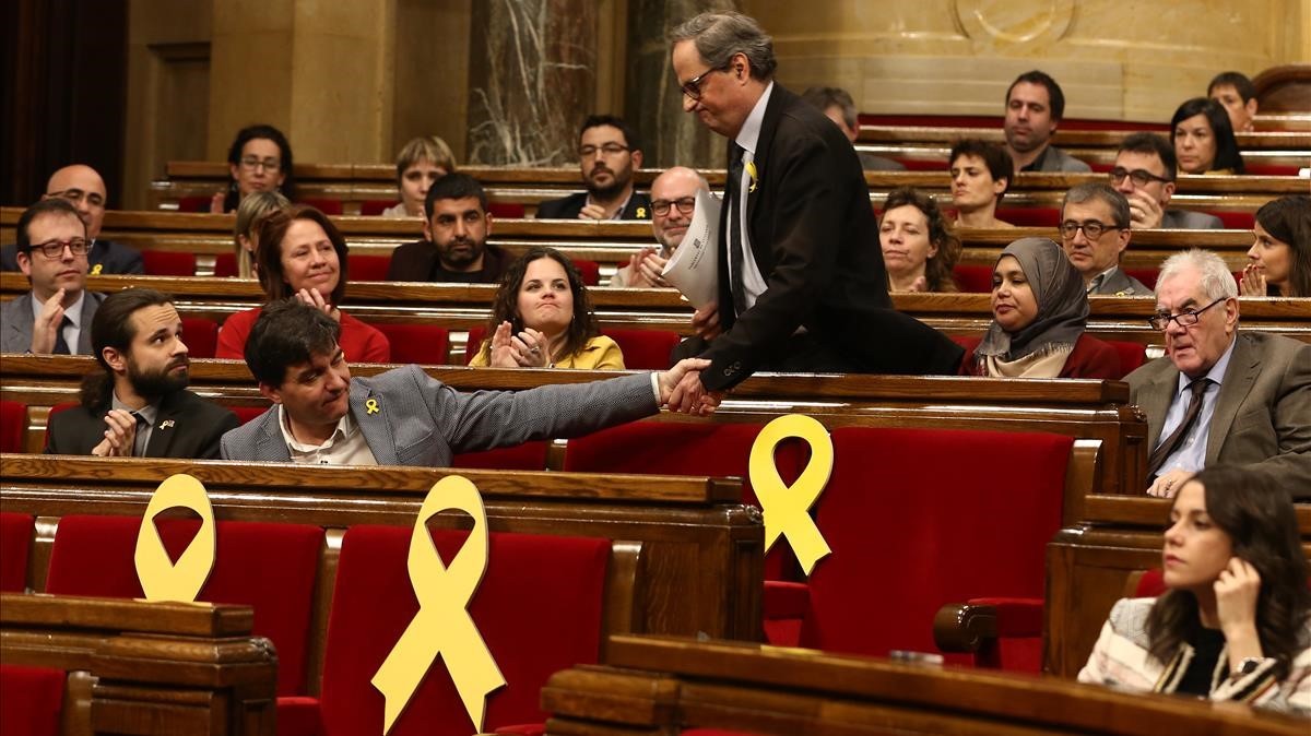 El Parlamento catalán retira de su escaño al presidente Quim Torra