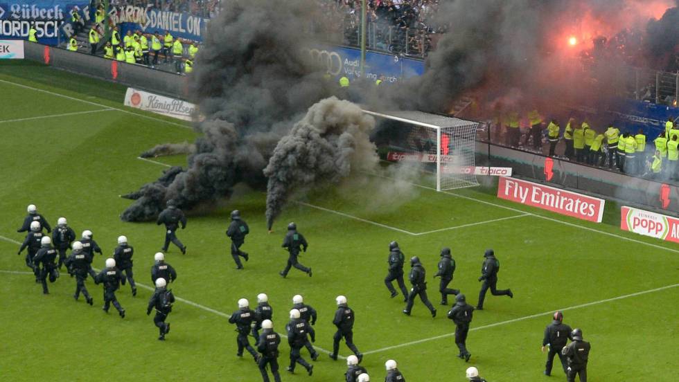 (VIDEO): Club alemán desciende por primera vez en su historia y los hinchas queman el estadio