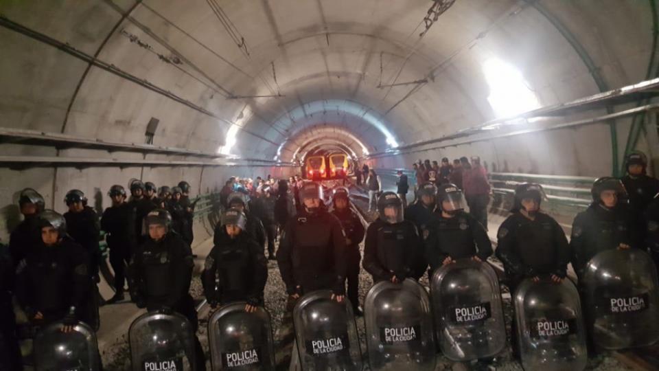 Metro de Buenos Aires tomado por la Policía
