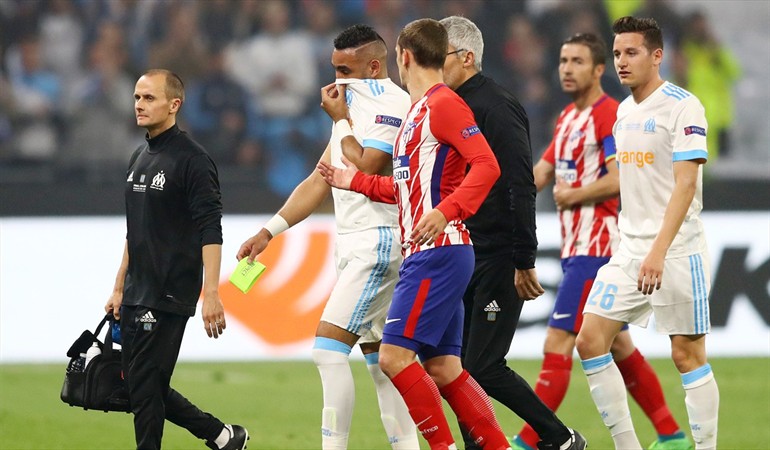 La maldición se cumple: Jugador de Olympique de Marsella toca la copa de Europa League y sale lesionado en la final
