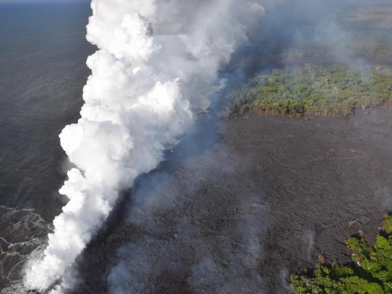 Nube tóxica se eleva sobre Hawái mientras la lava volcánica llega al océano (fotos)