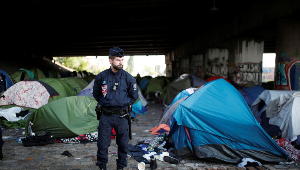 Las fuerzas de seguridad desalojan a más de un millar de inmigrantes en París