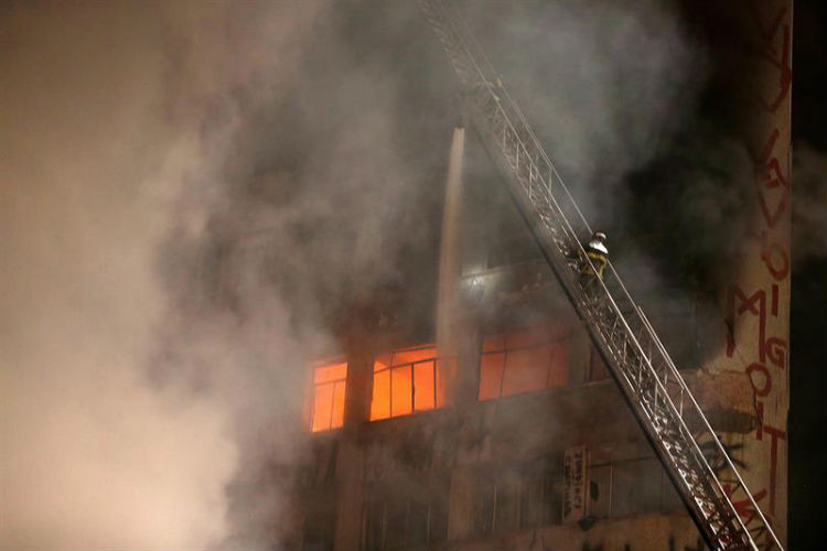 Incendio provoca derrumbe de un edificio en Sao Paulo