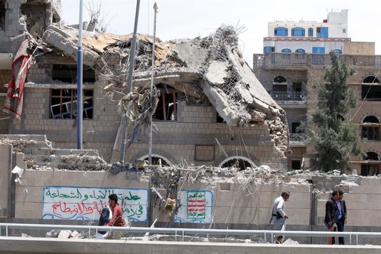 Al menos seis muertos en un bombardeo contra la presidencia Yemen