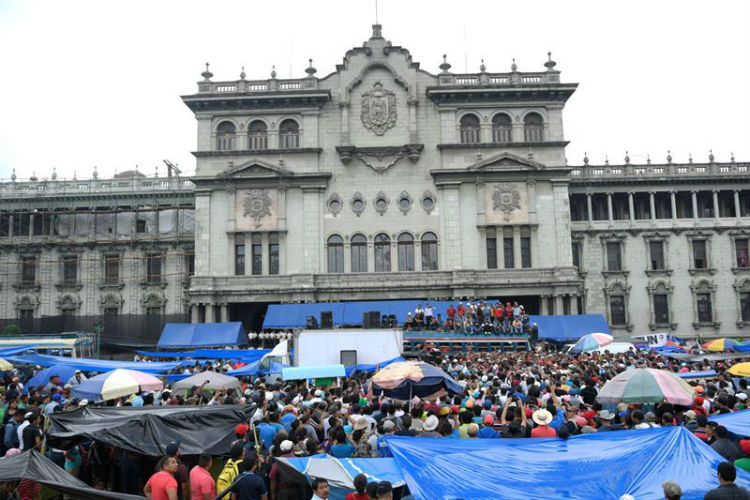 Maestros guatemaltecos exigen mejoras salariales