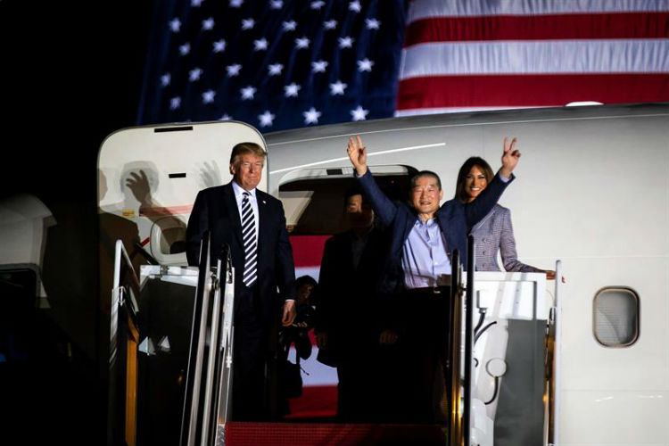 Trump recibió a los tres estadounidenses liberados por Corea del Norte