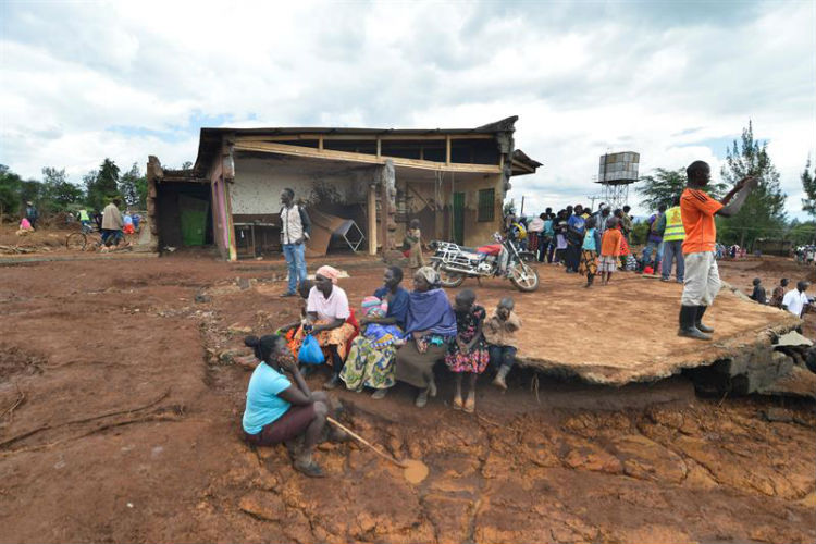 Aumenta a 44 los muertos al reventar una represa en Kenia