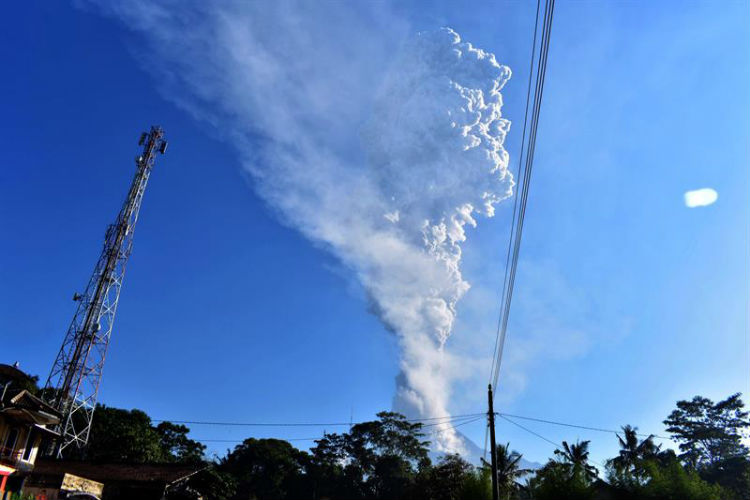 Volcán indonesio Merapi expulsa columna de ceniza hasta 5.500 metros altura