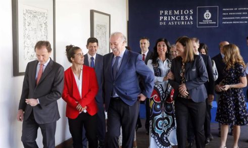 Para el jurado, ambos son un "ejemplo de superación" y además reconoce su labor social, humanitaria y de divulgación de los valores del alpinismo que les ha convertido en un "ejemplo para la humanidad a futuras generaciones