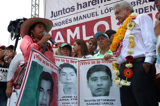 Habrá justicia para el caso de los desaparecidos de Ayotzinapa, se compromete López Obrador