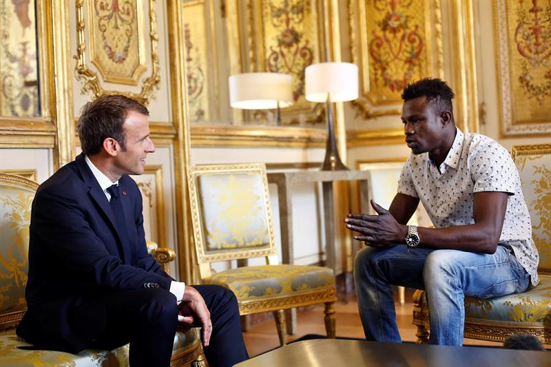 Otorgan la nacionalidad francesa al inmigrante que salvó a un niño en París