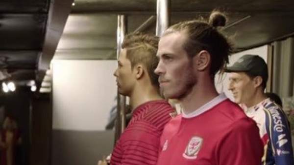 (VIDEO) Gareth Bale «asustó» a sus fanáticos al hacerse pasar por estatua en museo de cera