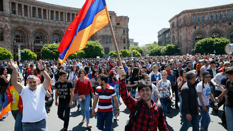 Opositores bloquean principales vías de la capital de Armenia