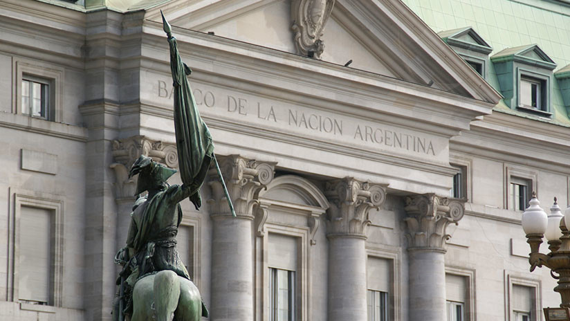 Argentina sube los tipos de interés para frenar la caída del peso