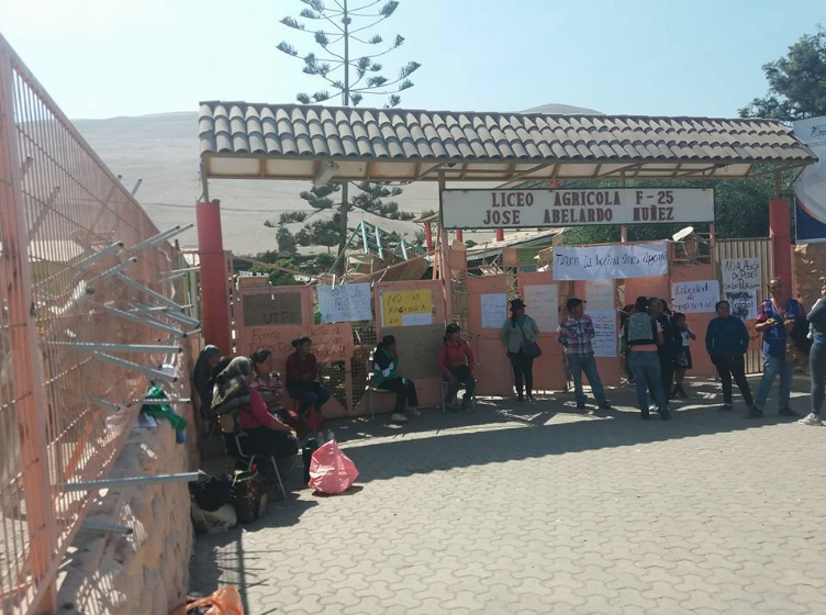 «No más racismo a los alumnos”: Estudiantes y apoderados se toman liceo agrícola en Arica
