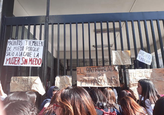 “Contra la cultura de la violación”: Secundarias emplazan a compañeros del Instituto Nacional por polerón con frase machista