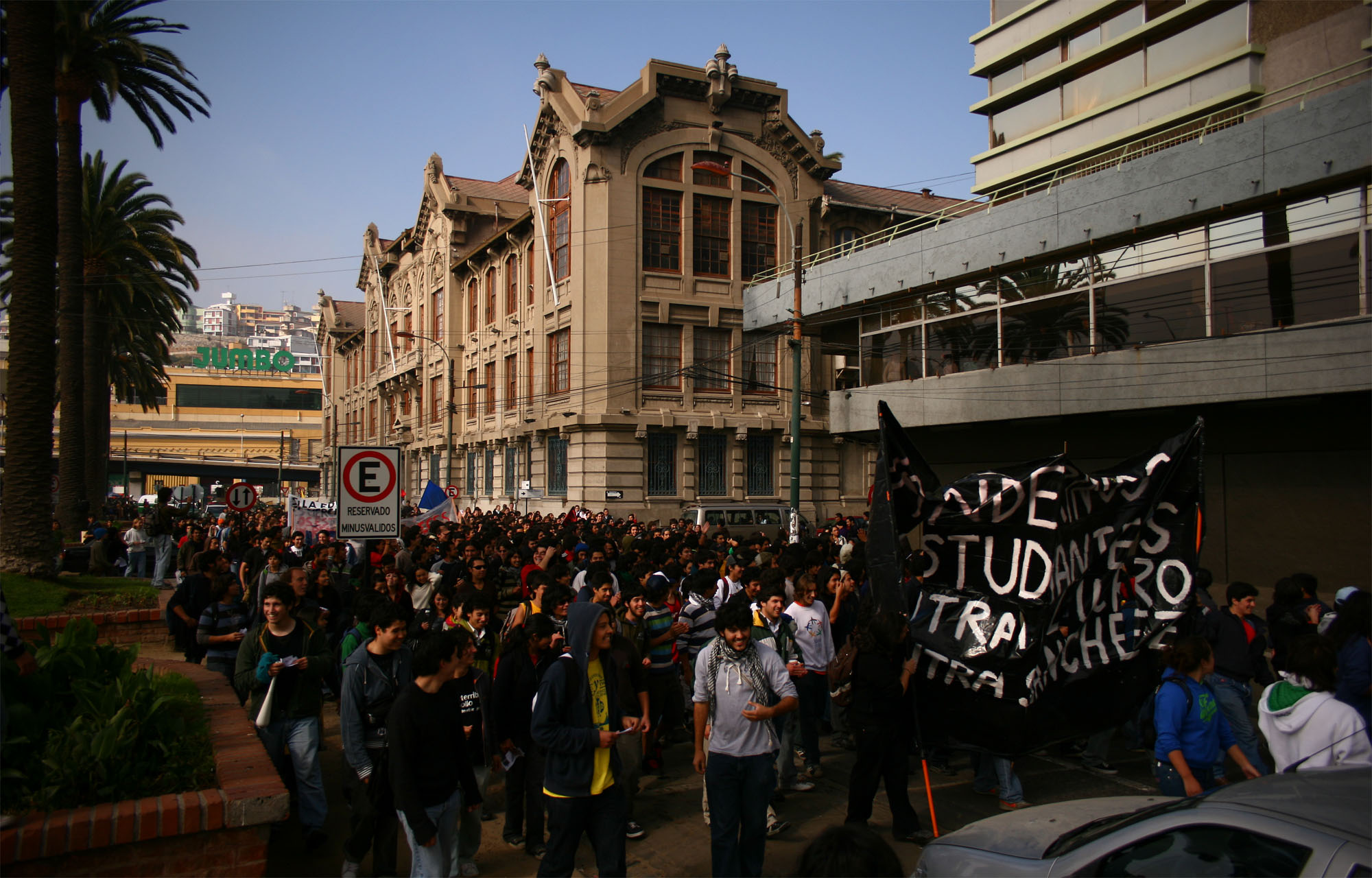 Valparaíso: Estudiantes de la PUCV critican ambiguedad de la universidad por protocolo de acoso