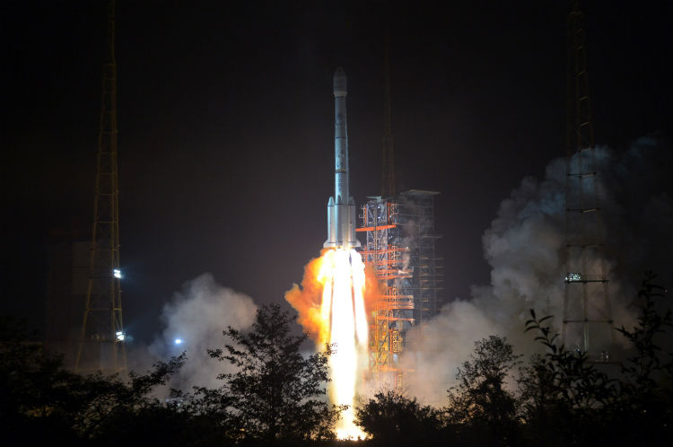 China lanza satélite de retransmisión para explorar cara oculta de la Luna