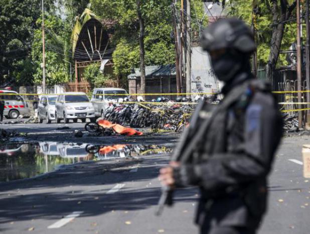Mueren 13 personas en ataques suicidas a tres iglesias de Indonesia
