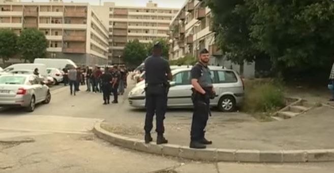 Desconocidos enmascarados abren fuego con fusiles AК-47 en Francia