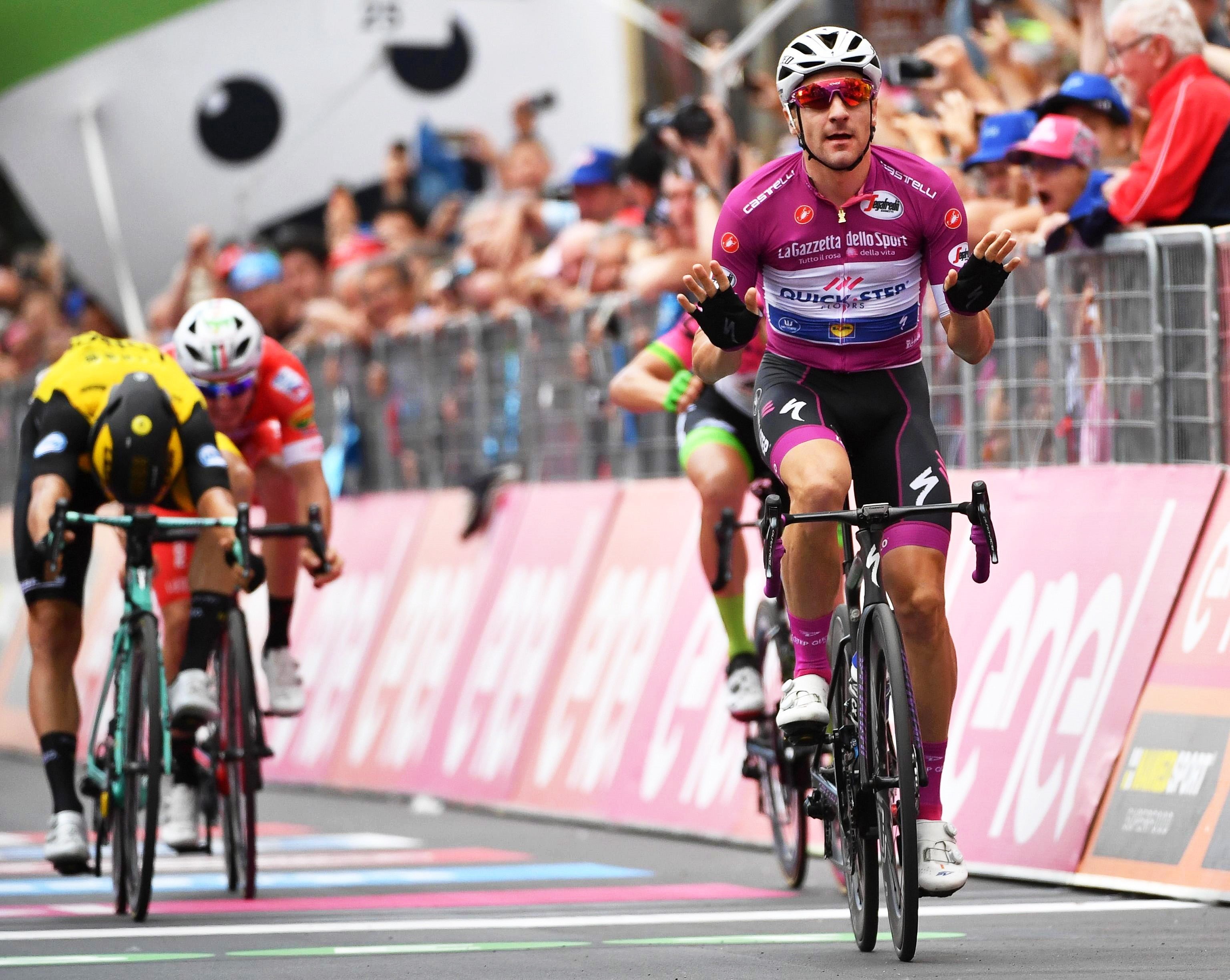 Elia Viviani ganó tercer duelo de velocistas en el Giro de Italia
