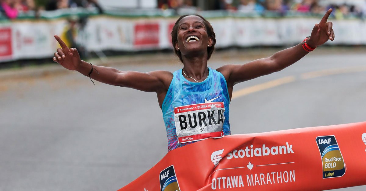Etíope Gelete Burka gana la maratón de Ottawa