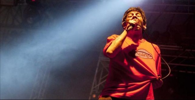 Por las letras de sus canciones: Guardia Civil española retiene a Evaristo, ex vocalista de La Polla Records, tras un concierto en Jerez