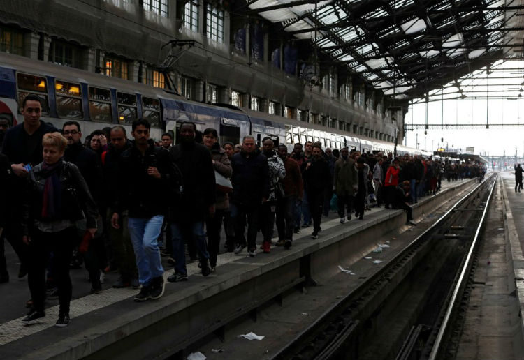 Paralizan nuevamente trenes en Francia en contra del ajuste de Macron