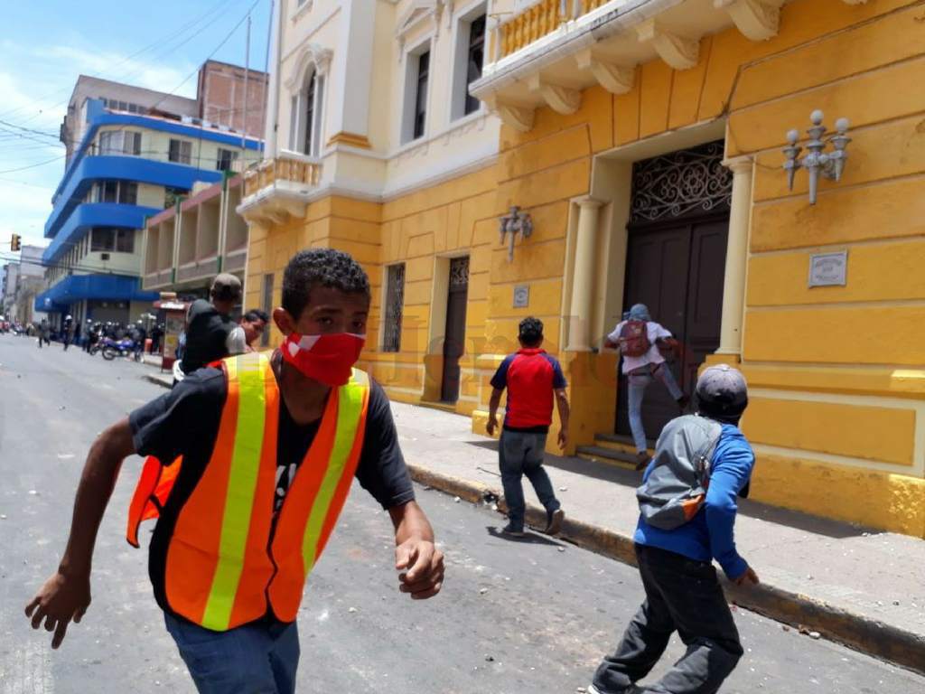 Honduras: Día del trabajador termina entre bombas lacrimógenas  y protestas