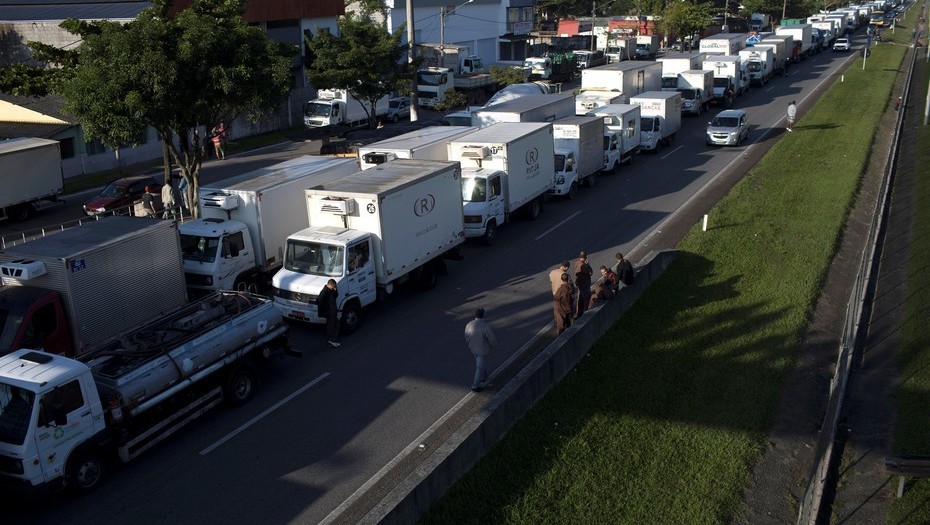 Brasil intenta retornar a normalidad por paro camionero pero huelga continúa