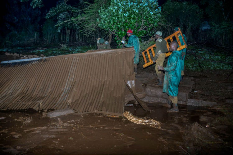 Al menos 32 muertos al reventar una represa en Kenia
