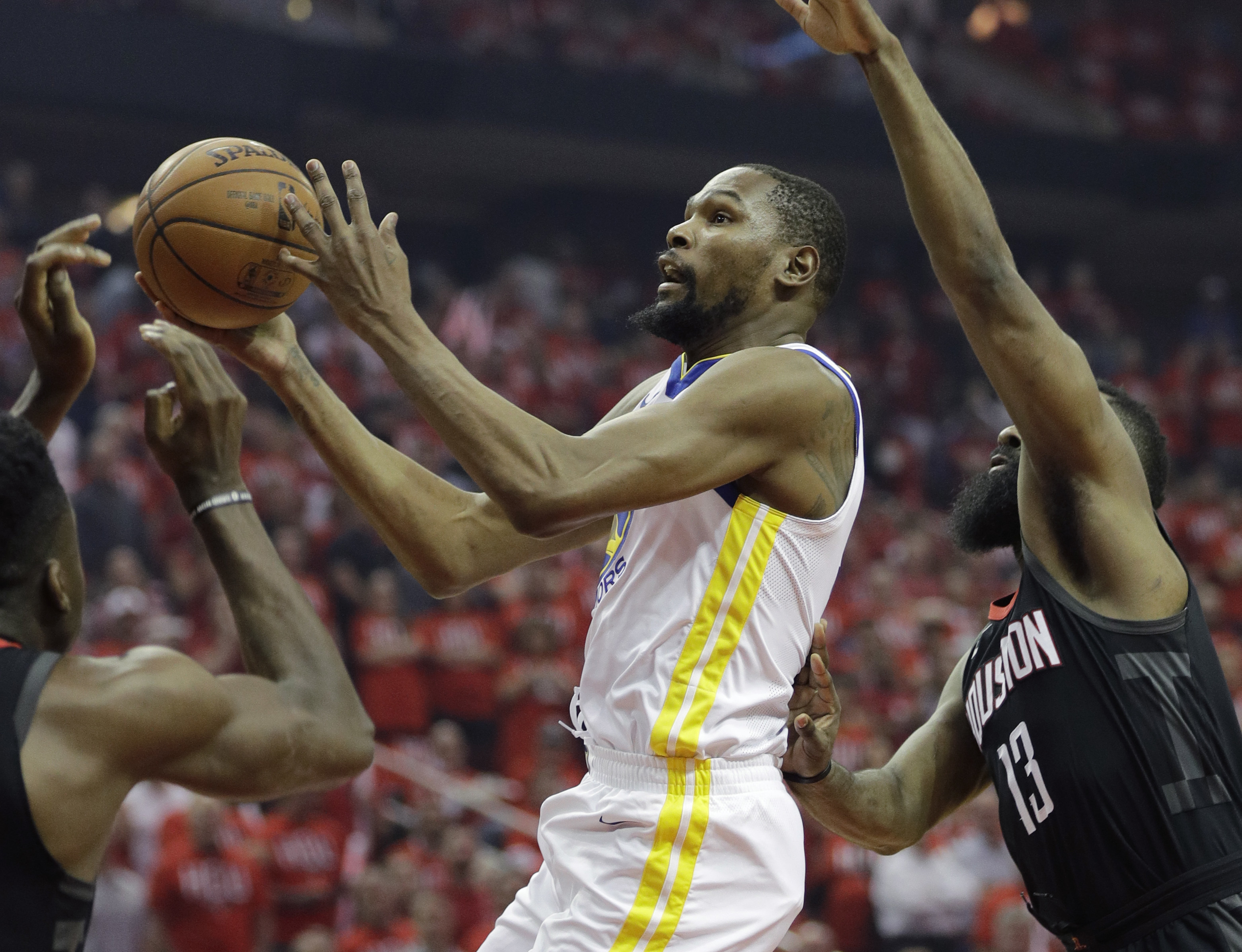 Golden State aprovechó estatura de Kevin Durant para apagar a Houston