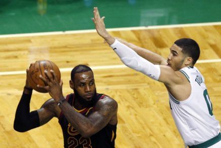 LeBron James vs Jayson Tatum de Boston