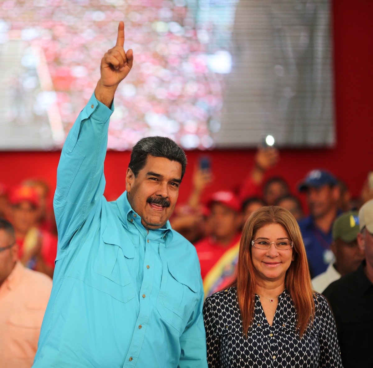 Maduro pide el voto a sus opositores en antepenúltimo día de campaña
